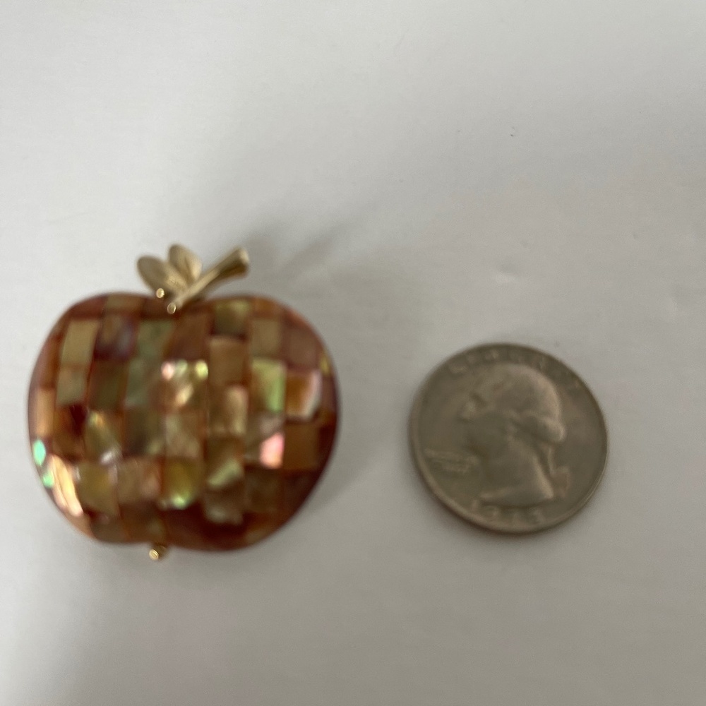 VTG SIGNED LC LIZ CLAIBORNE APPLE Brooch Pin gold tone metal costume jewelry